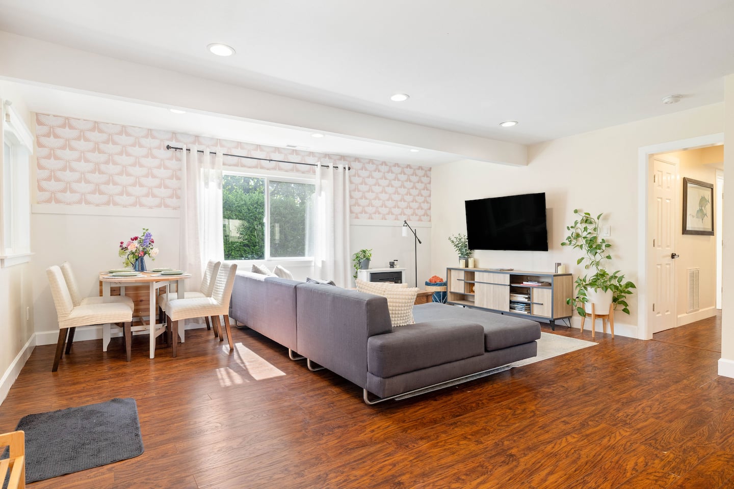 Laurel House living and dining area with comfortable seating